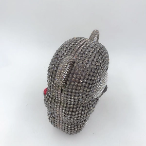 Vue détaillée d'une pochette ours en peluche sertie de cristaux gris et blancs