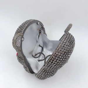 Détails de l'embrayage ours en strass gris foncé avec doublure argentée chic