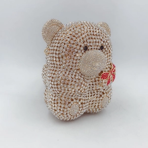 Gros plan détaillé d'une pochette ours en cristal avec des strass faits à la main