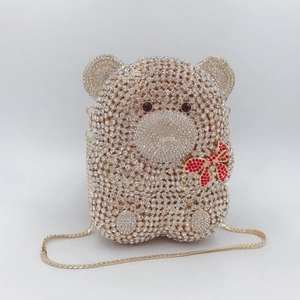 Détails de la pochette ours en peluche avec cristaux clairs et nœud en strass rouge