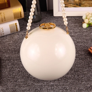 Sac de soirée sphérique blanc crème élégant avec poignée en perles et détails dorés
