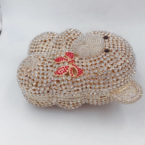 Détail du sac de soirée Hello Kitty incrusté de strass blancs et un nœud rouge éclatant