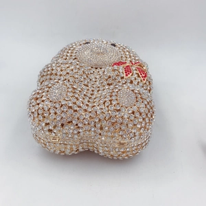 Gros plan d'une pochette de soirée en cristal étincelant avec nœud en strass rouge