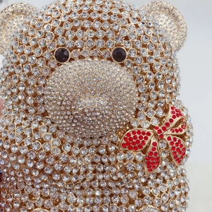 Gros plan d'un sac de soirée ours en cristal montrant l'incrustation détaillée de strass