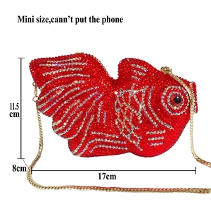 Pochette de soirée en forme de poisson rouge avec cristaux rouges et chaîne dorée
