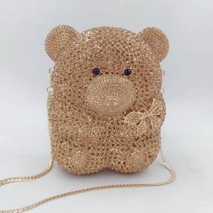 Détail du sac de soirée ours en or champagne avec strass en cristal et chaîne
