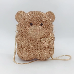 Détail du sac pochette ours en peluche avec cristaux champagne et chaîne dorée