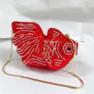 Détails du sac de soirée poisson rouge serti de cristaux rouges et d'une chaîne dorée