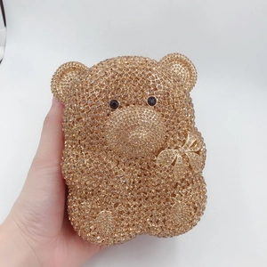 Détail macro du sac de soirée ours avec cristaux dorés et finition strass faite à main