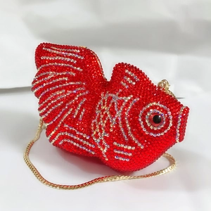 Détail de la pochette de soirée poisson rouge avec cristaux et bandoulière dorée