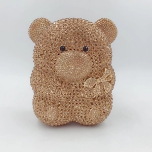 Vue détaillée de la pochette ours en peluche ornée de strass en cristal doré faits à la main