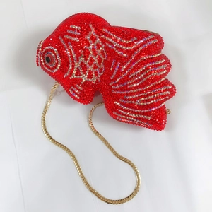 Détails de l'embrayage poisson rouge en cristal rouge avec chaîne serpent dorée