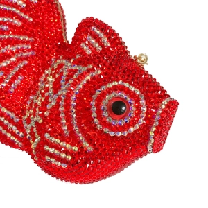 Pochette de soirée poisson rouge faite main avec strass rouges et finitions en métal doré