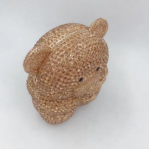 Détail du sac pochette ours en cristal avec finition en métal or rose et strass
