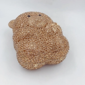 Gros plan sur la pochette ours en or avec strass en cristal sertis à la main en détail