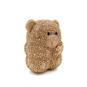 Détail de la pochette ours en peluche de luxe avec cristaux dorés scintillants