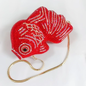 Détail du sac de soirée en forme de poisson rouge avec des strass rouges et argentés