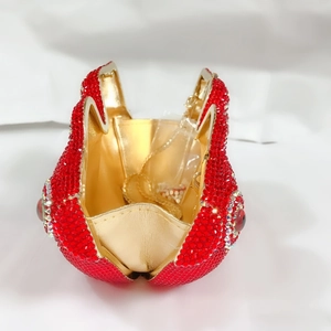 Détail de la pochette poisson en strass rouges avec doublure dorée et chaîne amovible