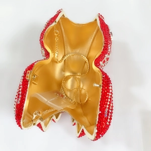 Pochette de soirée poisson rouge avec strass, chaîne dorée et cristaux brillants