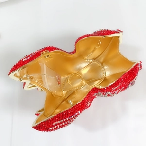 Détail de la pochette de soirée en cristal rouge avec chaîne dorée et vue intérieure