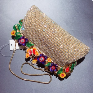 Pochette de soirée dorée avec strass, fleurs émaillées et chaîne serpent fine