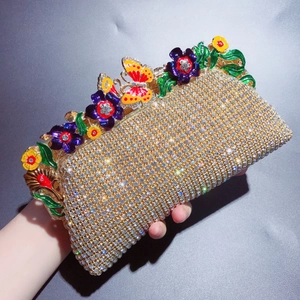 Pochette de soirée dorée avec strass scintillants et fleurs colorées en émail chic