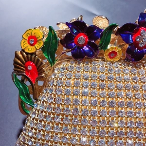 Pochette de soirée dorée avec strass de luxe et motifs floraux en émail coloré