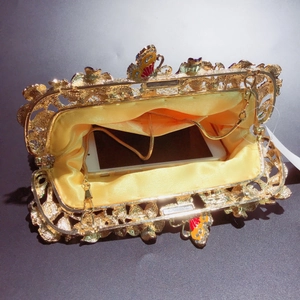 Pochette de soirée dorée avec papillon en strass et bandoulière chaîne amovible