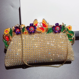 Pochette de soirée dorée avec strass étincelants et décor de papillons en émail coloré