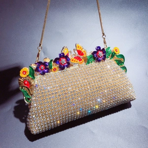 Pochette de soirée dorée avec strass scintillants et décor floral en émail de papillon