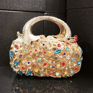 Détail de la pochette paon colorée ornée de strass complexes et de pierres précieuses