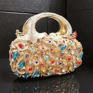Vue détaillée du sac de soirée paon coloré avec des ornements en cristal étincelants