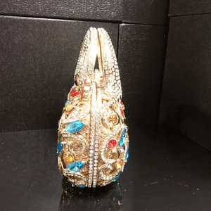 Détail macro de la pochette de soirée Phénix colorée sertie de diamants et de strass