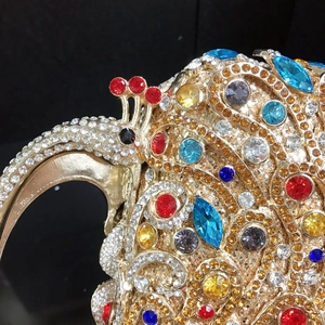 Pochette de soirée paon de luxe avec cristaux colorés et finition dorée étincelante