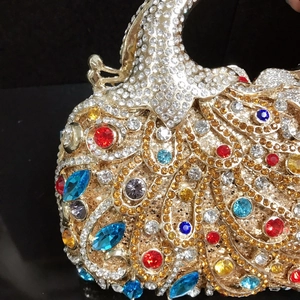 Pochette de soirée luxe à motif paon avec strass multicolores sur base dorée élégante