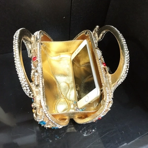 Vue intérieure de l'embrayage en cristal phénix de luxe avec espace smartphone