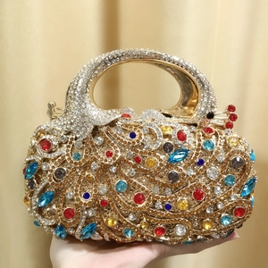 Détail d'une pochette de soirée luxueuse avec strass colorés et poignée évidée