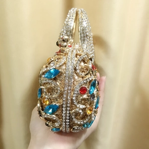 Détail du sac de soirée sphérique serti de cristaux colorés et d'une poignée en strass
