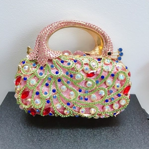 Détail de la pochette de soirée paon avec des ornements complexes en cristaux multicolores