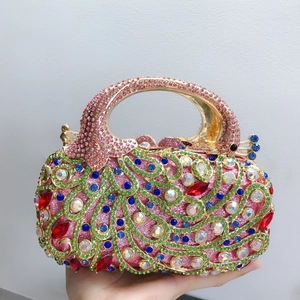 Vue détaillée d'une pochette de soirée en forme de paon avec des strass multicolores