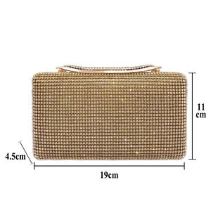 Dimensioni dettagliate della pochette da sera dorata con strass: 19 cm x 11 cm x 4,5 cm