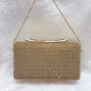 Elegante pochette da sera rettangolare dorata con strass densi e tracolla a catena in metallo