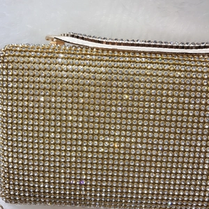 Dettaglio della borsa da sera dorata con strass ad alta densità e chiusura in metallo