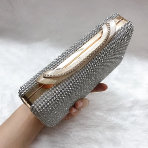 Dettaglio della borsa da sera con strass argento e chiusura in metallo dorato