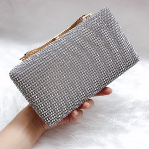 Dettaglio macro della pochette da sera con strass argento e chiusura in metallo dorato