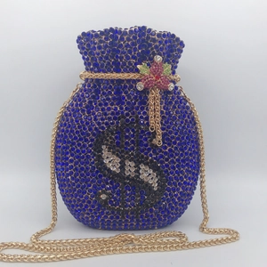 Detail der königsblauen Abendtasche mit Strasssteinen, Dollarzeichen und Blumenverschluss