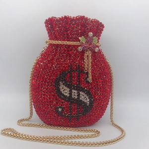 Nahaufnahme der roten Strass-Abendtasche in Geldbeutelform mit goldener Kette