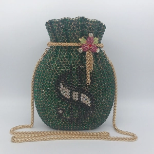Detailansicht der grünen Strass-Abendtasche mit filigranem Kristallblumen-Verschluss