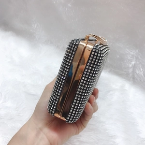 Dettaglio di pochette da sera di lusso con strass lucidi e cornice in oro rosa