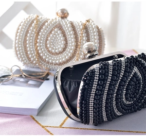 Detailweergave van de avondtasjes met parels en strass en cirkelvormig golfpatroon